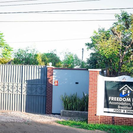 Freedom Inn Аруша Экстерьер фото